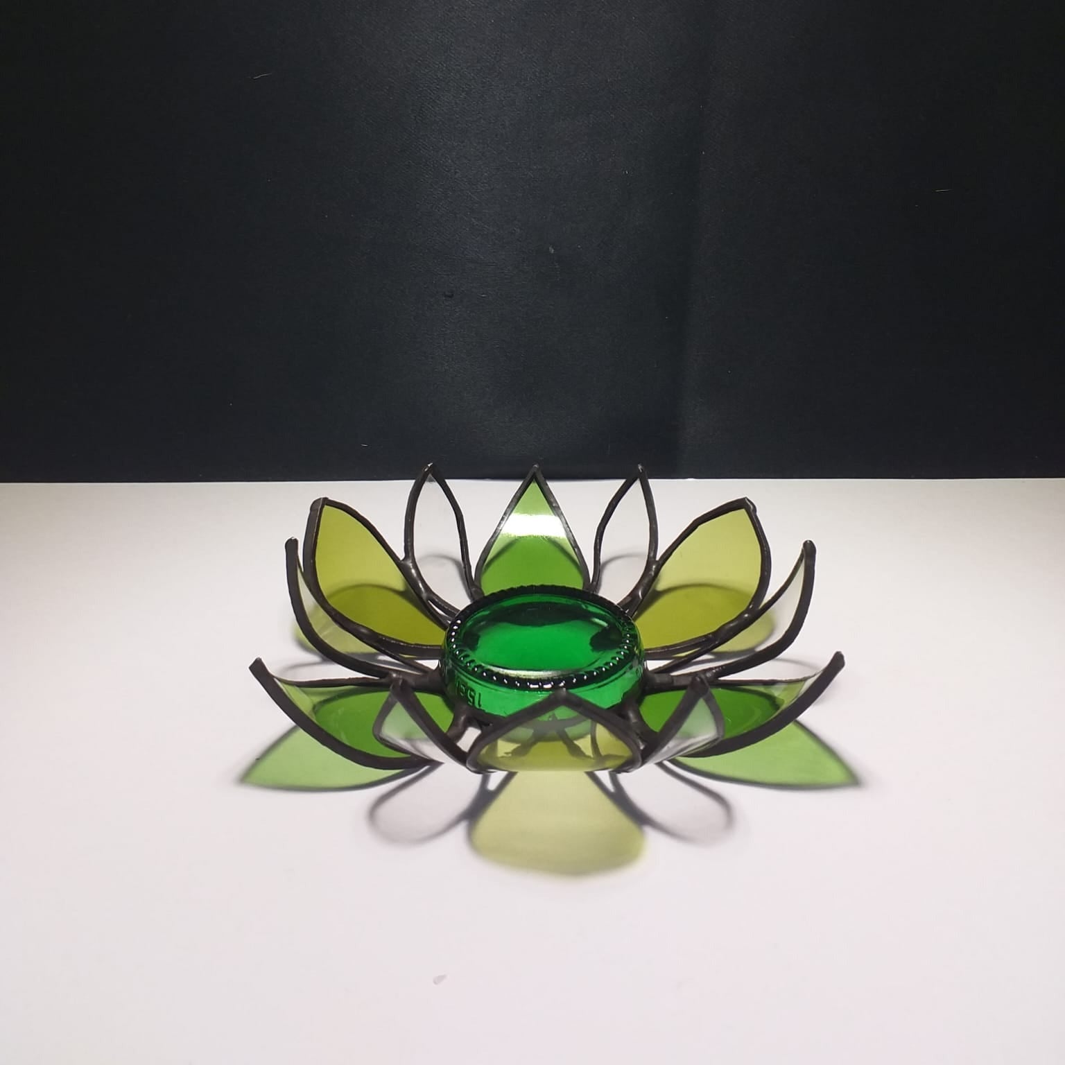 Photophore "Fleur" en verre upcyclé utilisant le savoir-faire du vitrail  Création artisanale unique réalisée par CreationVart. Artisanat de Haute-Loire. Photophore ou bougeoir en vitrail sertie à l'étain. couleur vert et transparent.