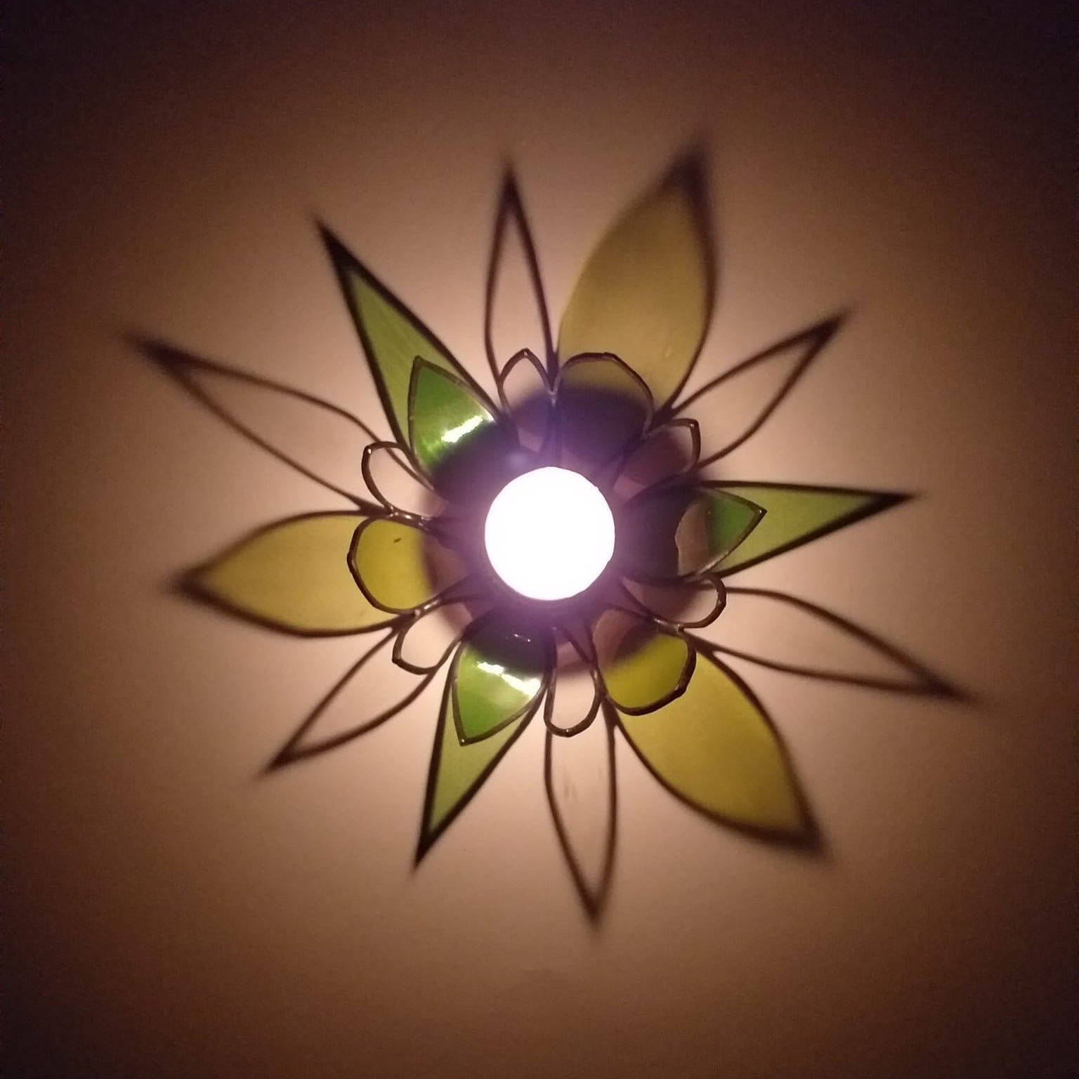Photophore "Fleur" en verre upcyclé utilisant le savoir-faire du vitrail  Création artisanale unique réalisée par CreationVart. Artisanat de Haute-Loire. Photophore ou bougeoir en vitrail sertie à l'étain. couleur vert et transparent.