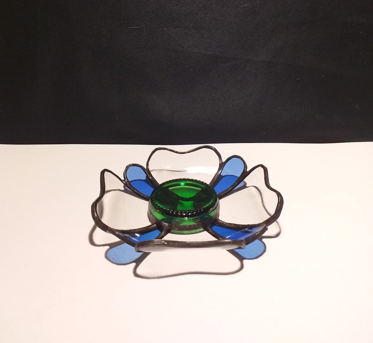 Photophore "Fleur" en verre upcyclé utilisant le savoir-faire du vitrail  Création artisanale unique réalisée par CreationVart. Artisanat de Haute-Loire. Photophore ou bougeoir en vitrail bleu et transparent sertie à l'étain.