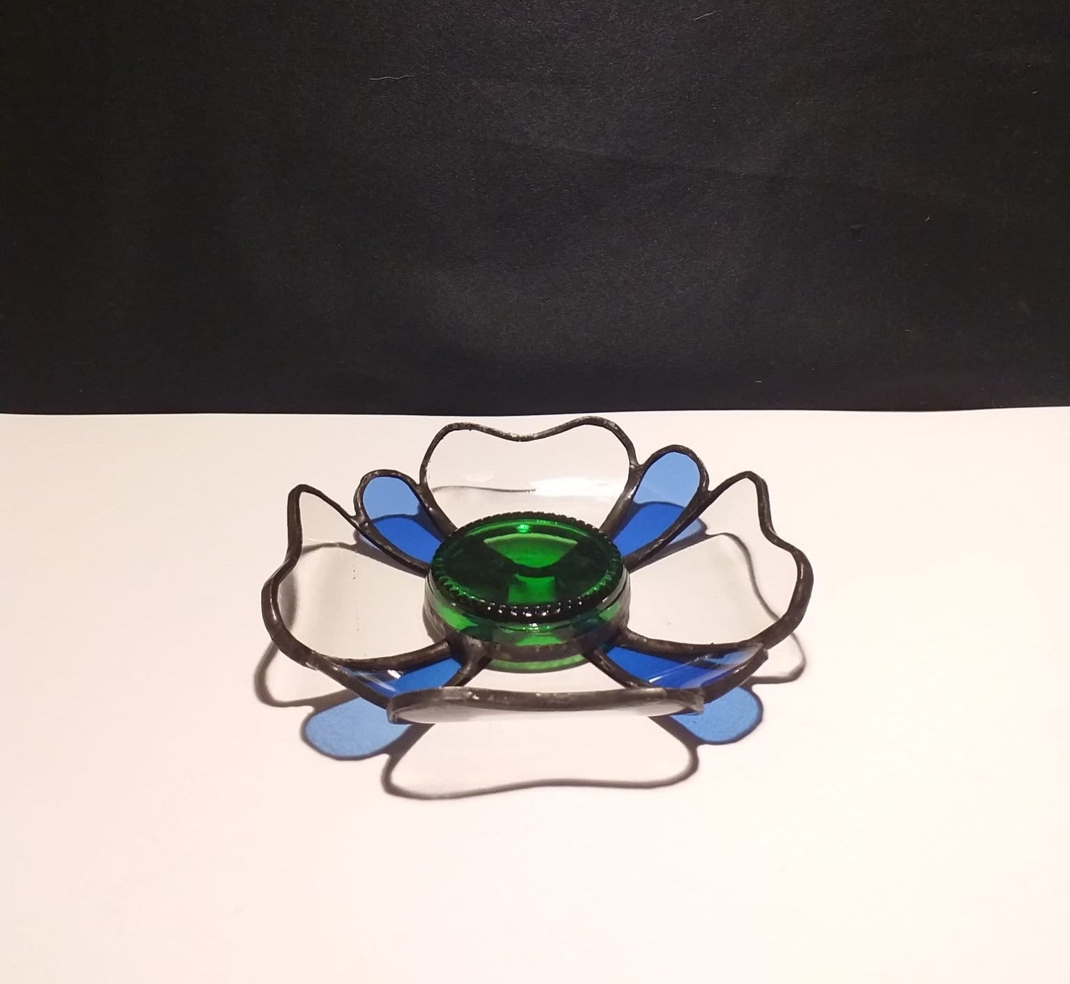 Photophore "Fleur" en verre upcyclé utilisant le savoir-faire du vitrail  Création artisanale unique réalisée par CreationVart. Artisanat de Haute-Loire. Photophore ou bougeoir en vitrail bleu et transparent sertie à l'étain.