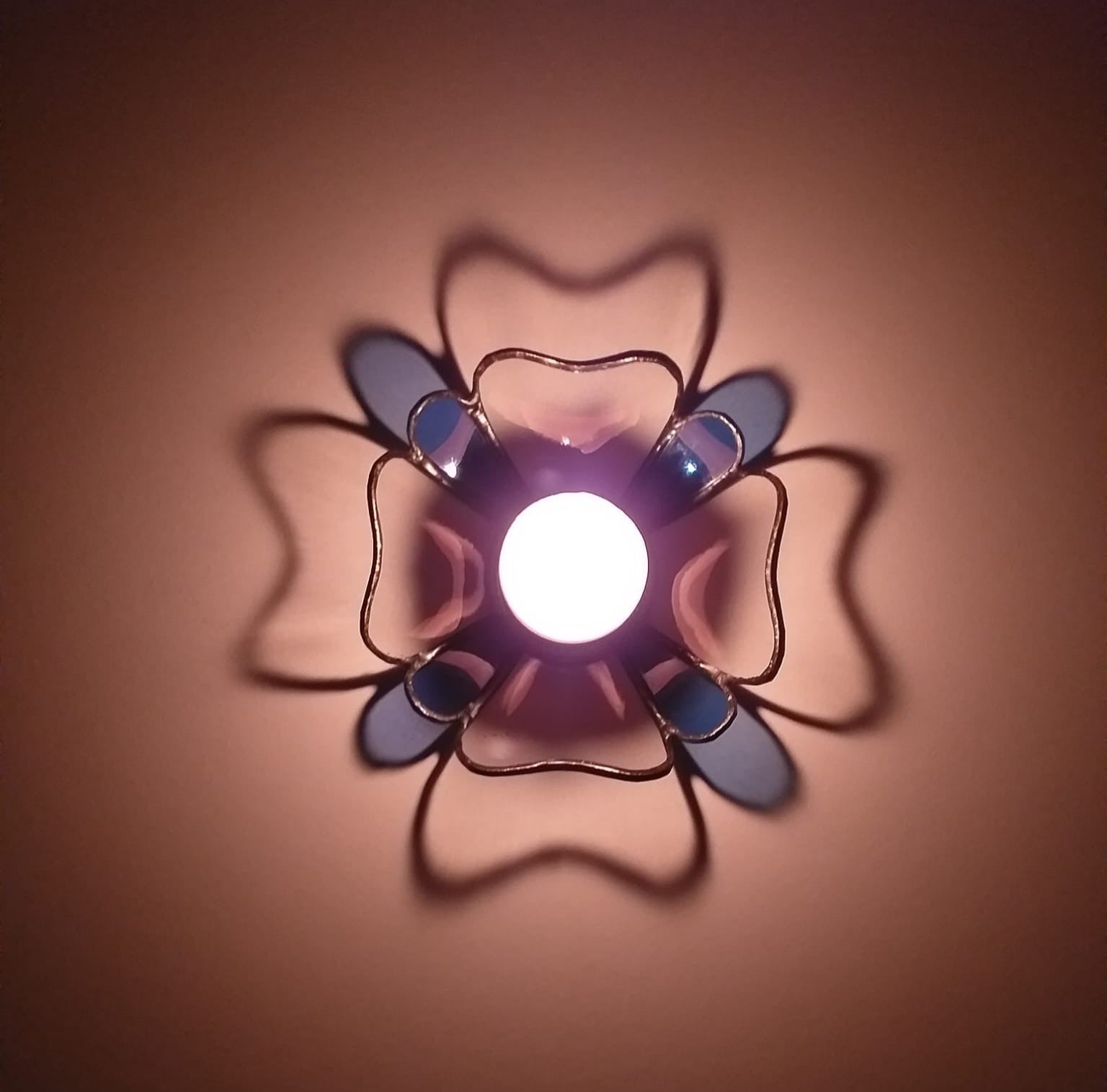 Photophore "Fleur" en verre upcyclé utilisant le savoir-faire du vitrail  Création artisanale unique réalisée par CreationVart. Artisanat de Haute-Loire. Photophore ou bougeoir en vitrail bleu et transparent sertie à l'étain.