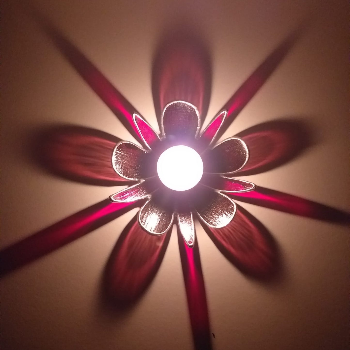 Photophore "Fleur" en verre upcyclé utilisant le savoir-faire du vitrail  Création artisanale unique réalisée par CreationVart. Artisanat de Haute-Loire. Photophore ou bougeoir en vitrail sertie à l'étain. couleur rouge bordeaux.
