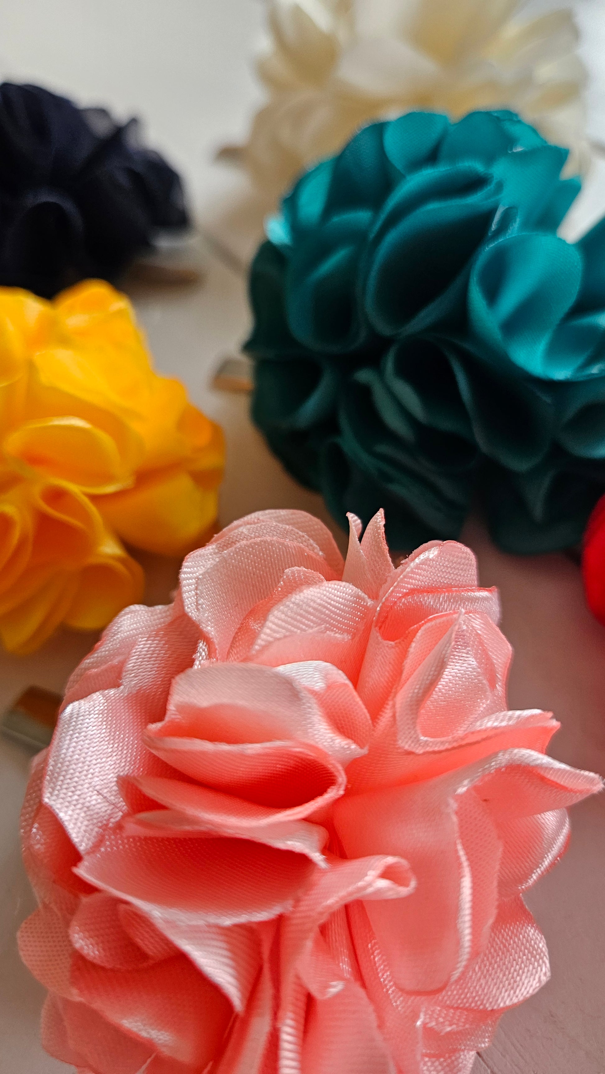 Pince cheveux Fleur en tissus upcyclés - artisanat d'Auvergne - style bohème-chic - coiffure mariage , danse flamenco , esprit bohème.