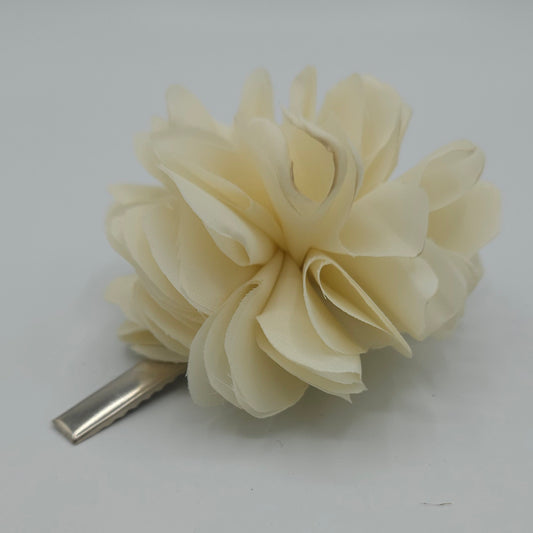 Pince cheveux Fleur en tissus upcyclés - couleur blanc crème-  artisanat d'Auvergne - style bohème-chic - coiffure mariage , danse flamenco , esprit bohème.