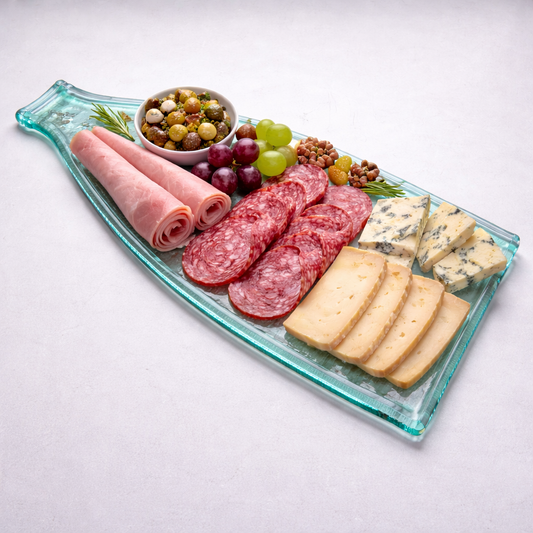 Planche apéro charcuterie, sushis, fromages, toasts,  en verre upcyclé, design et éco-responsable ! Fabriquée à partir de bouteilles en verre. Artisanat de Haute-Loire - France.  Idéal plateau de présentation de mets, dessous de plats  assiette originale. couleur vert transparent