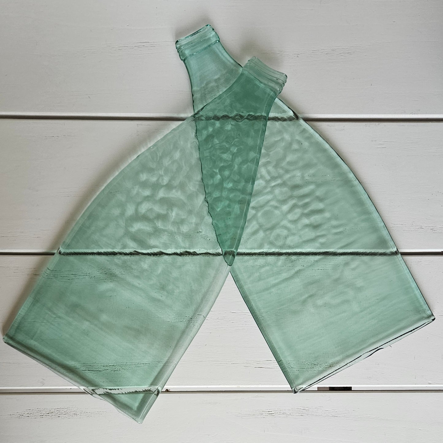 Planche apéro en verre upcyclé, design et responsable ! Fabriquée à partir de bouteilles en verre. Artisanat de Haute-Loire - France.  Idéal plateau de présentation de mets, dessous de plats  assiette originale. couleur vert transparent