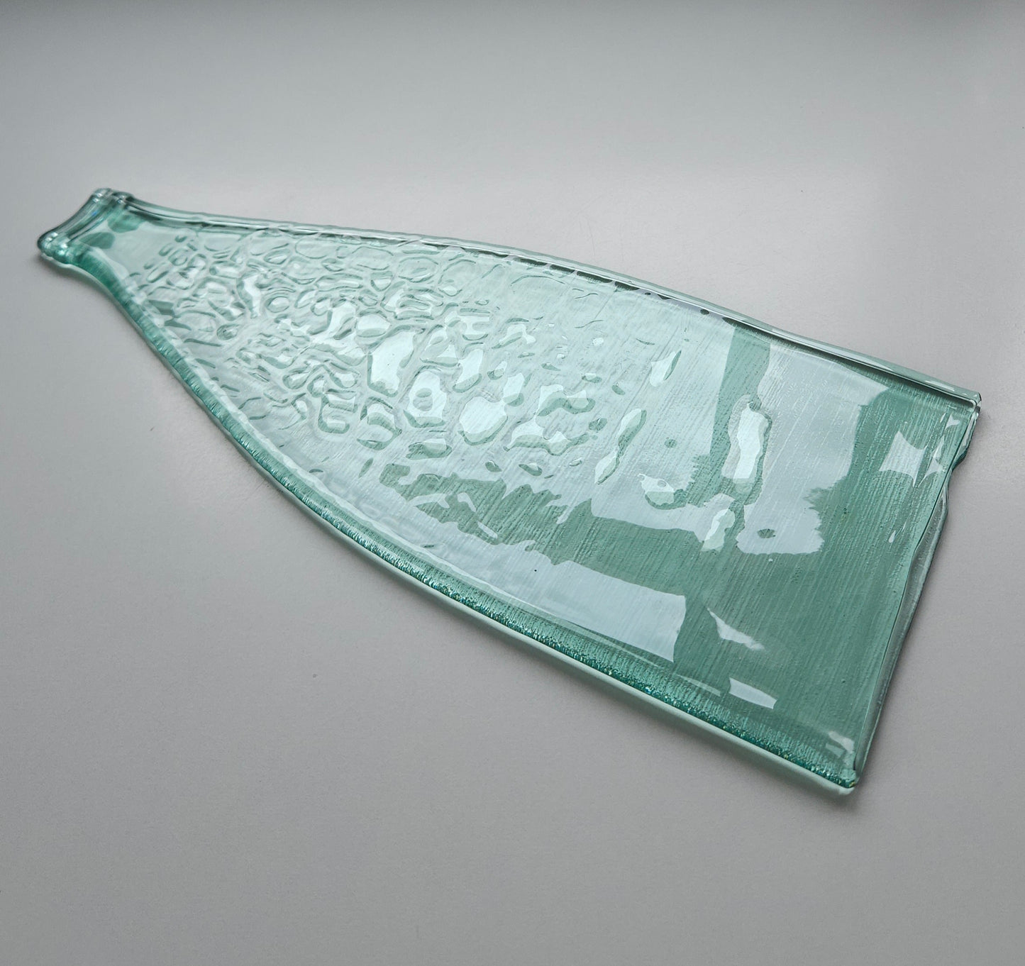 Planche apéro en verre upcyclé, design et responsable ! Fabriquée à partir de bouteilles en verre. Artisanat de Haute-Loire - France.  Idéal plateau de présentation de mets, dessous de plats  assiette originale. couleur vert transparent