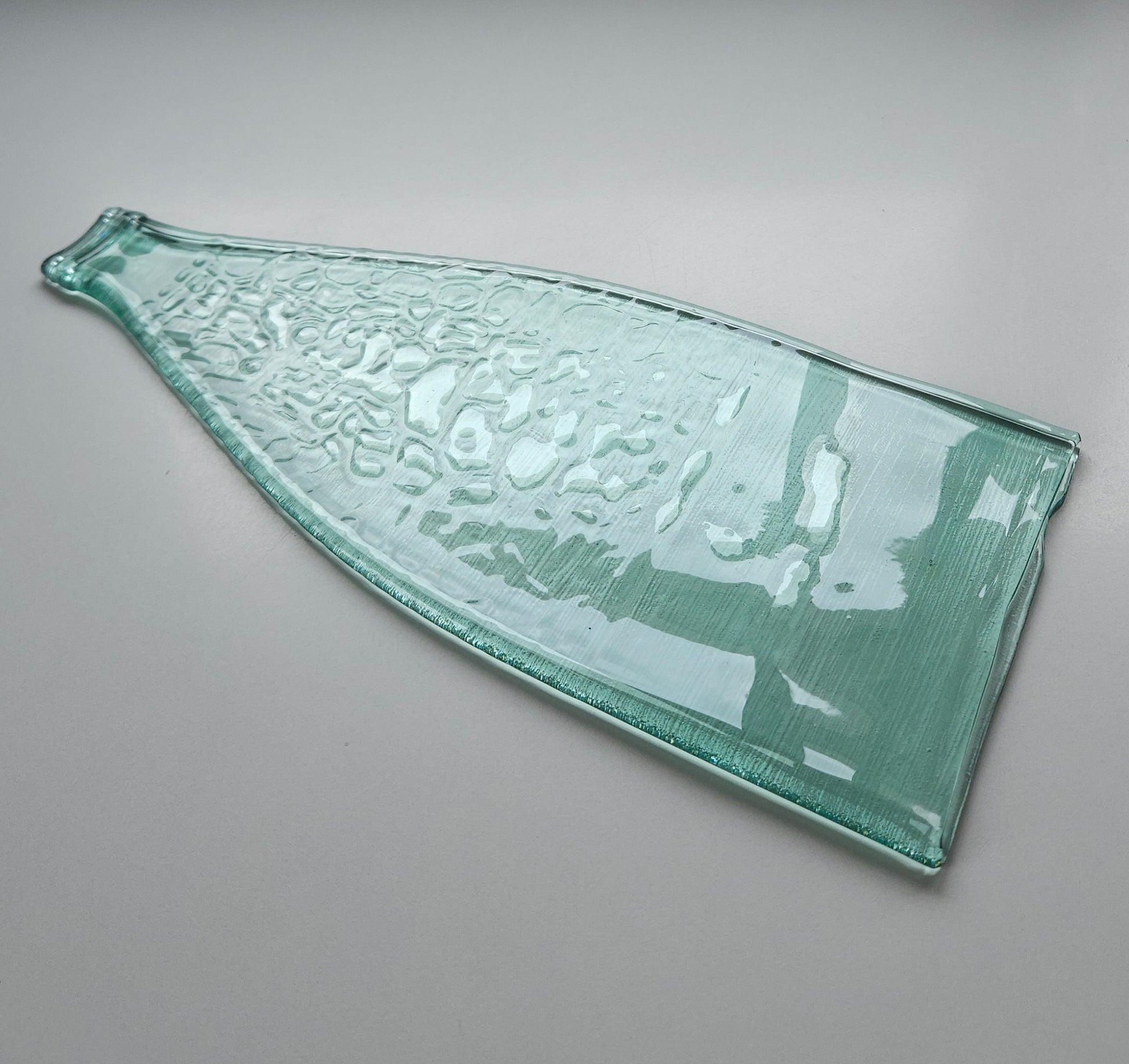 Planche apéro en verre upcyclé, design et responsable ! Fabriquée à partir de bouteilles en verre. Artisanat de Haute-Loire - France.  Idéal plateau de présentation de mets, dessous de plats  assiette originale. couleur vert transparent