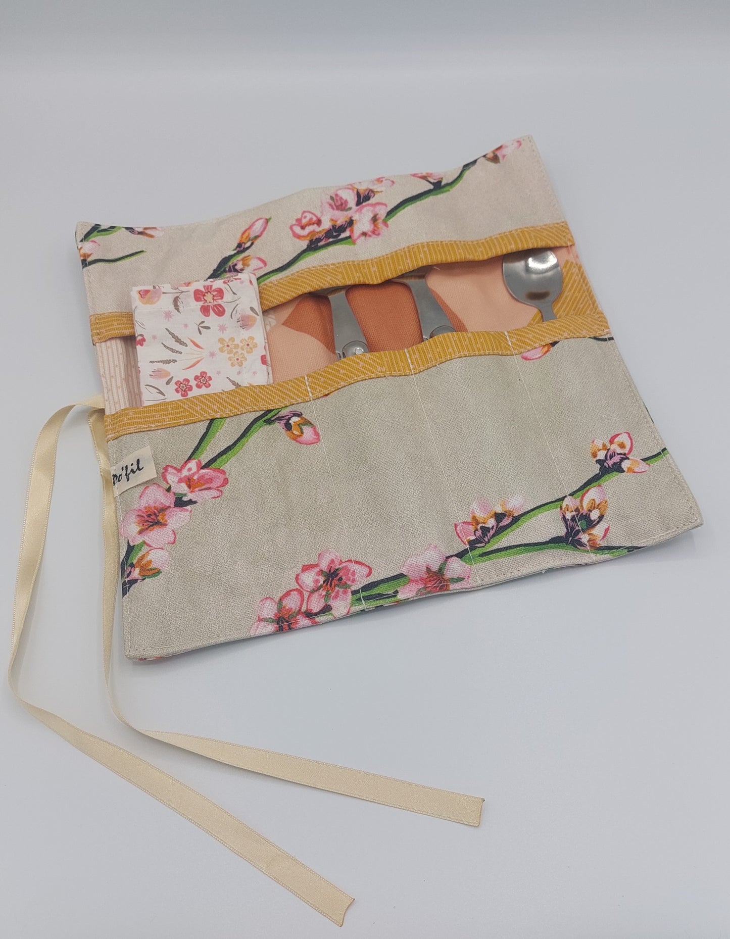 pochette à couverts en tissu de coton enduit , modèle fleurs de cerisier