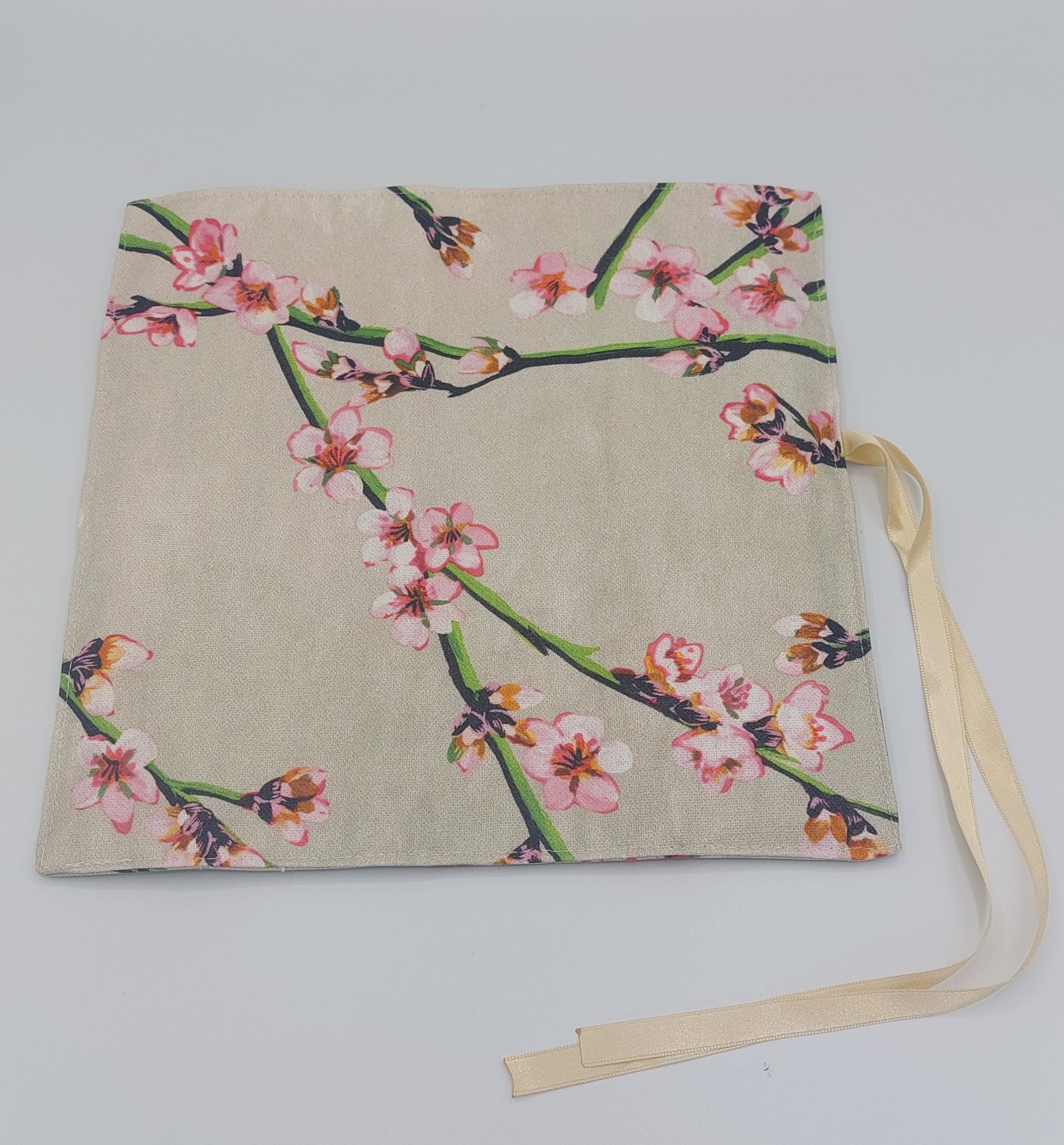 pochette à couverts en tissu de coton enduit , modèle fleurs de cerisier