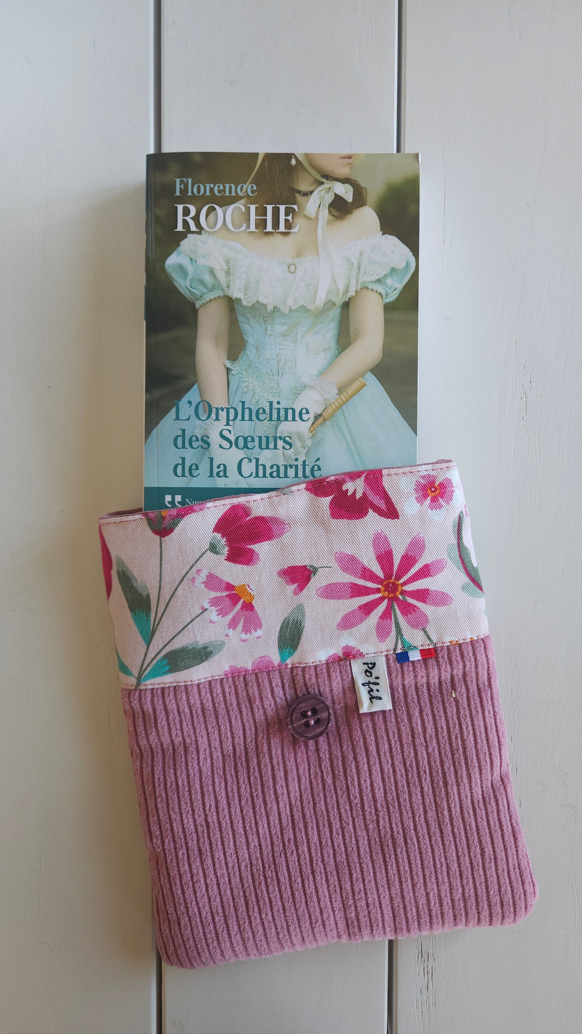 Petite pochette à livre Po'Fil - textile coton imprimé et velours côtelé - étui pour livre ou liseuse. Confection artisanale de Haute-Loire. idée cadeau pochette à livre + livre