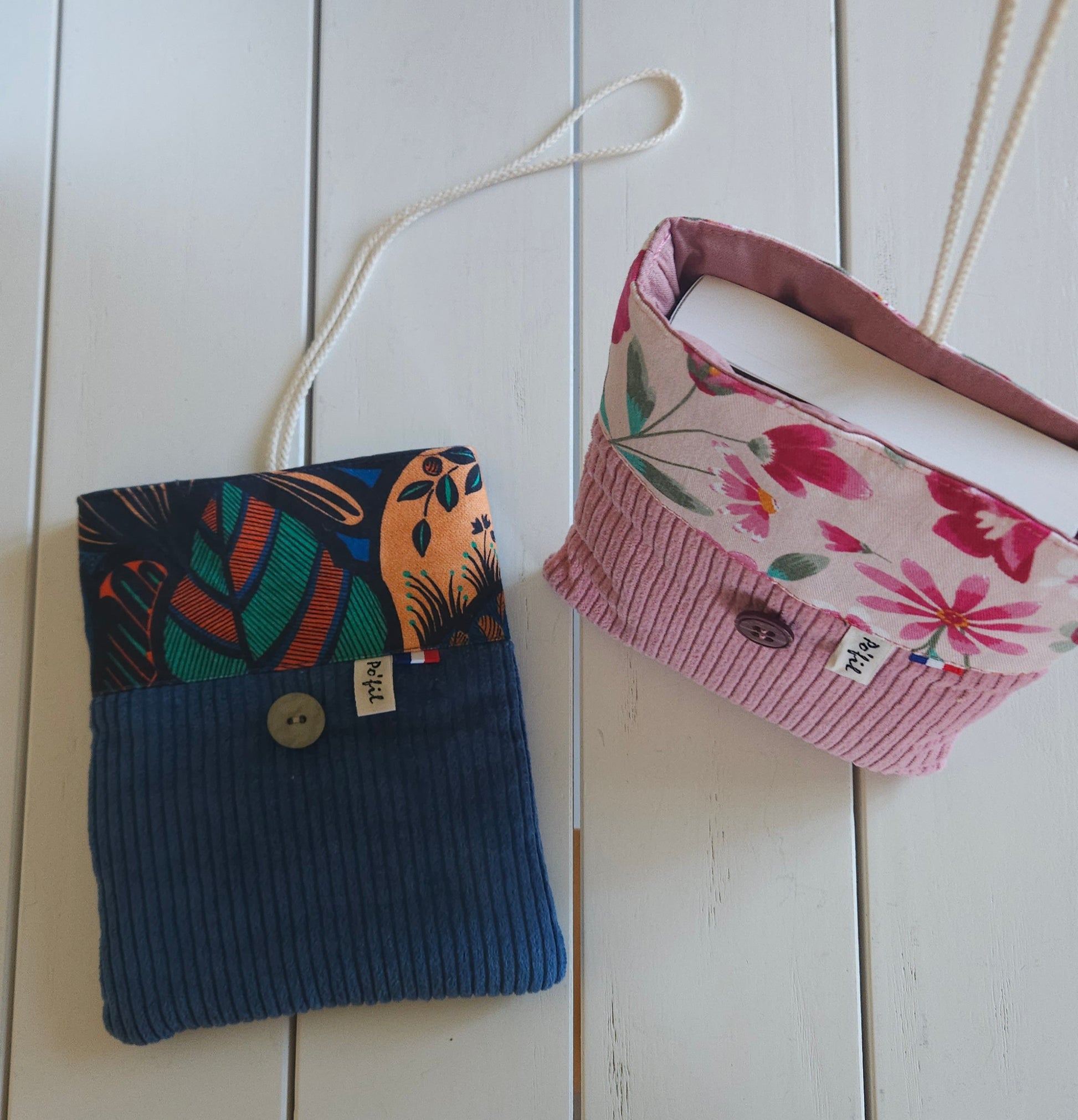 Petite pochette à livre Po'Fil - textile coton imprimé et velours côtelé - étui pour livre ou liseuse. Confection artisanale de Haute-Loire.