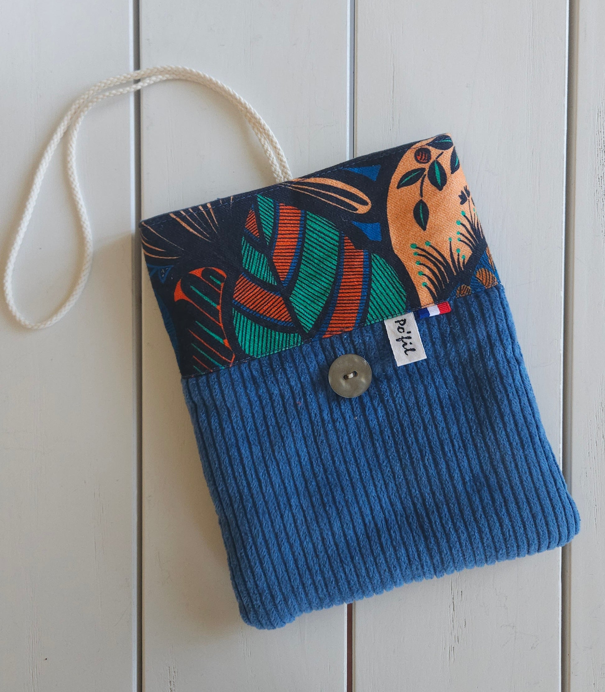 Petite pochette à livre Po'Fil - textile coton imprimé et velours côtelé - couleur bleu  - étui pour livre ou liseuse. Confection artisanale de Haute-Loire.