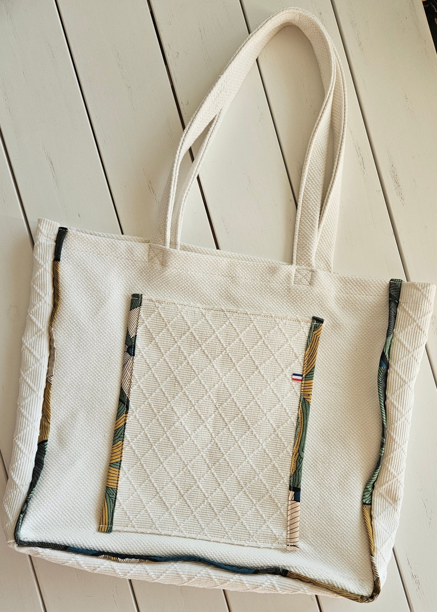 Sac de yoga upcyclé avec poche insert-tapis. Textiles coton de kimono revalorisés. Fabrication artisanale par une structure à but social de Haute-Loire.