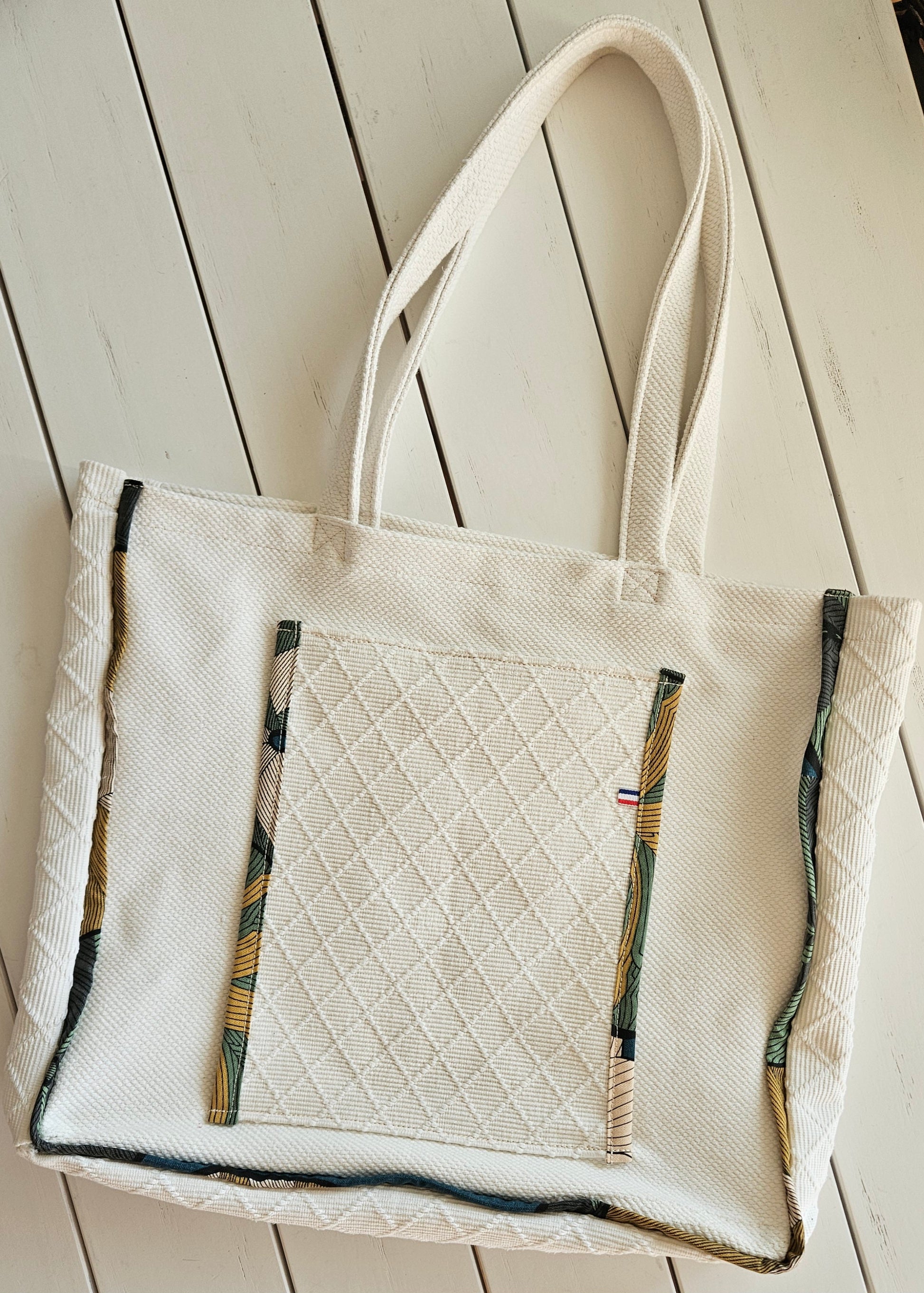 Sac de yoga upcyclé avec poche insert-tapis. Textiles coton de kimono revalorisés. Fabrication artisanale par une structure à but social de Haute-Loire.