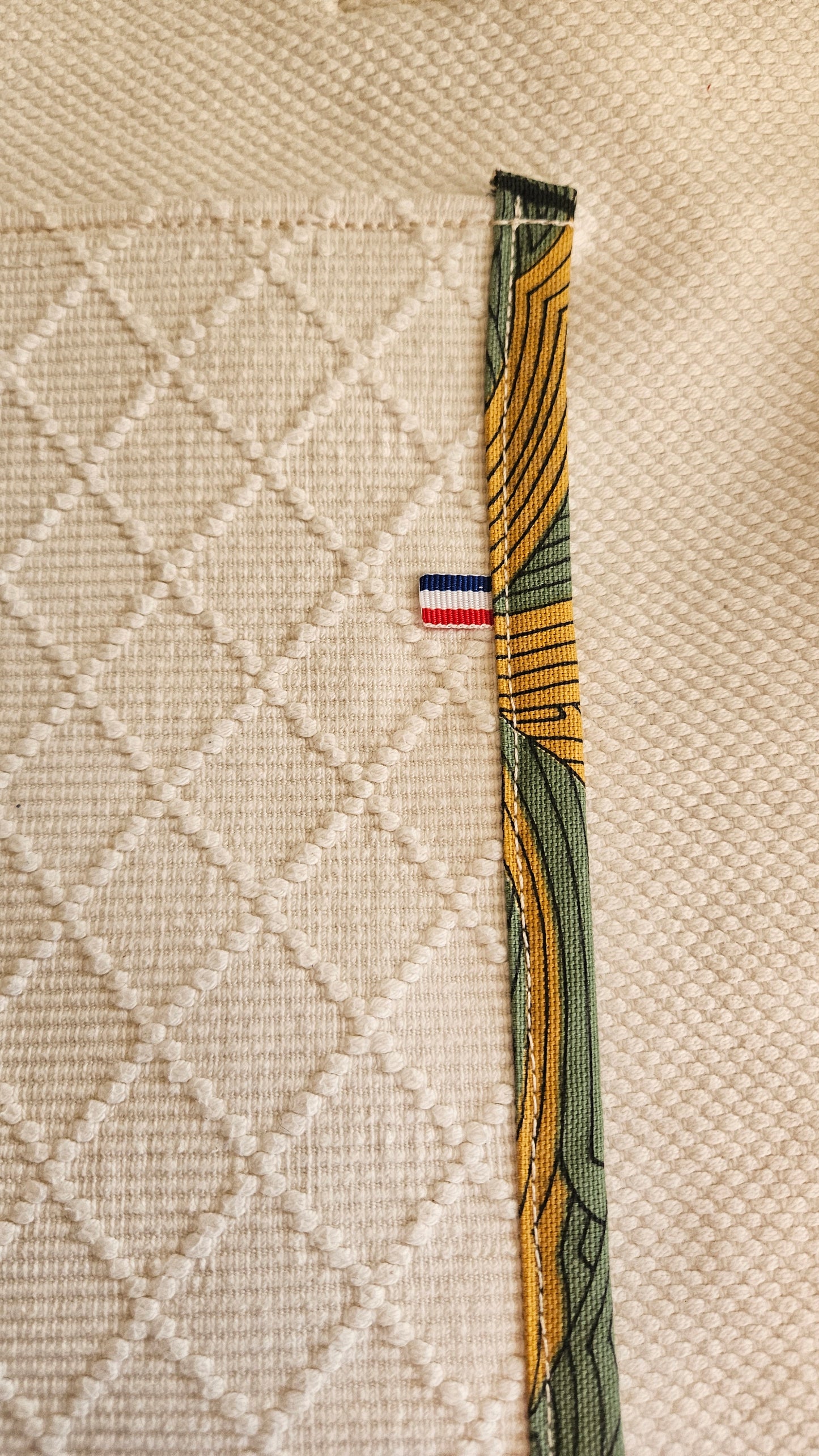 Sac de yoga upcyclé avec poche insert-tapis. Textiles coton de kimono revalorisés. Fabrication artisanale par une structure à but social de Haute-Loire.