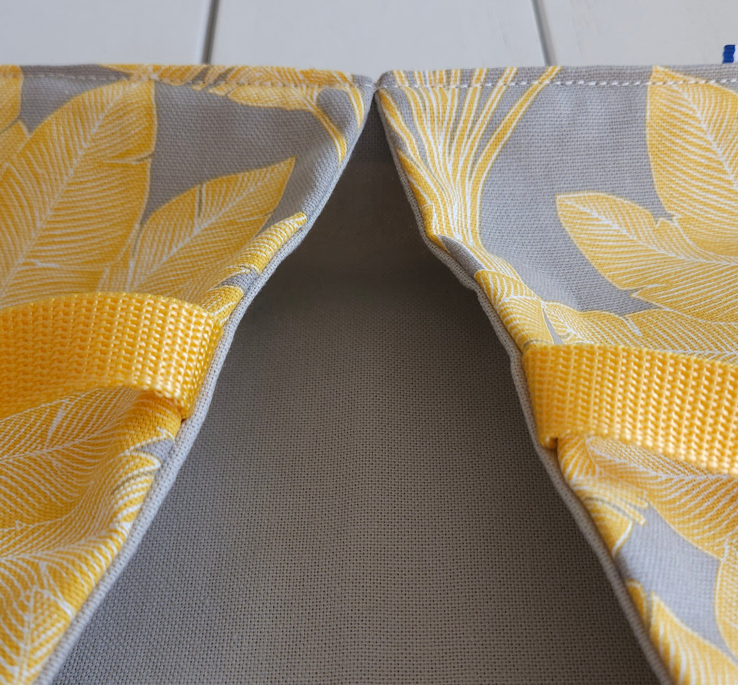 sac à tarte en textile recyclé haute qualité - modèle plumes - jaune et gris