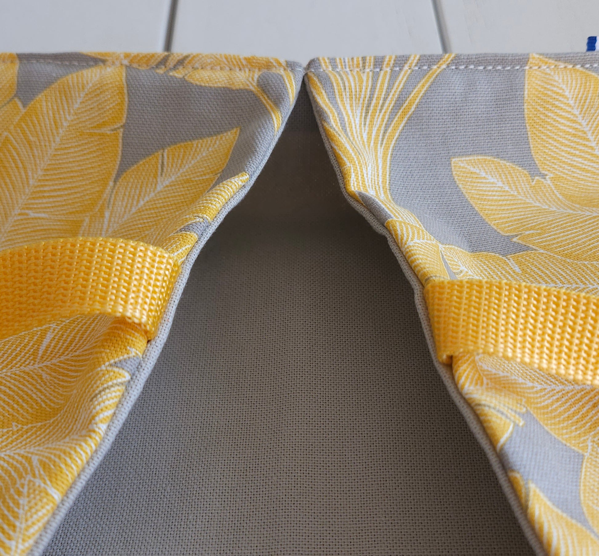 sac à tarte en textile recyclé haute qualité - modèle plumes - jaune et gris