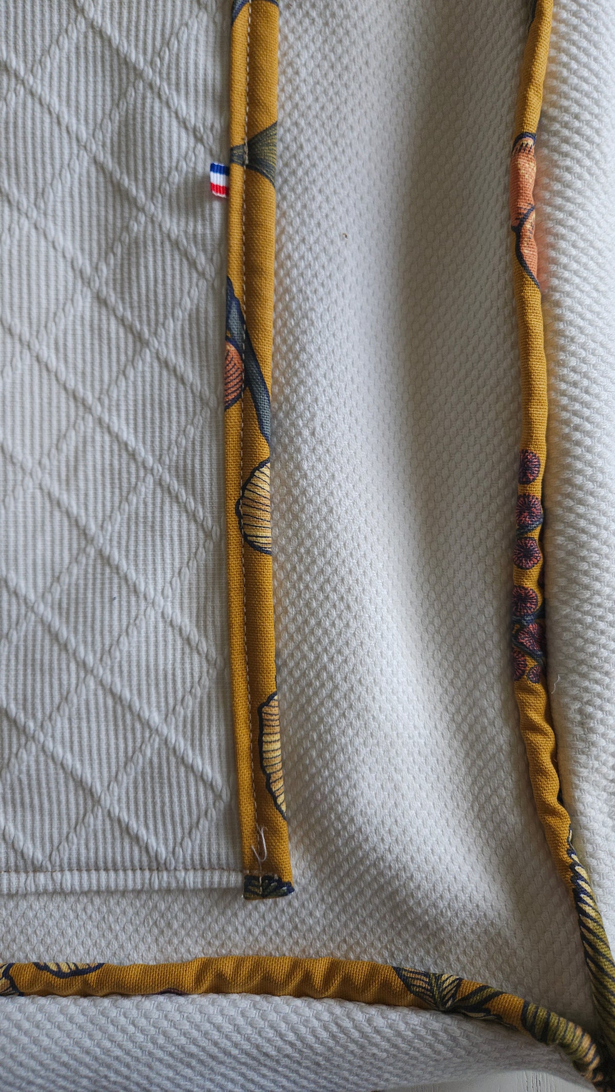 Sac de yoga upcyclé avec poche insert-tapis. Textiles coton de kimono revalorisés. Fabrication artisanale par une structure à but social de Haute-Loire.