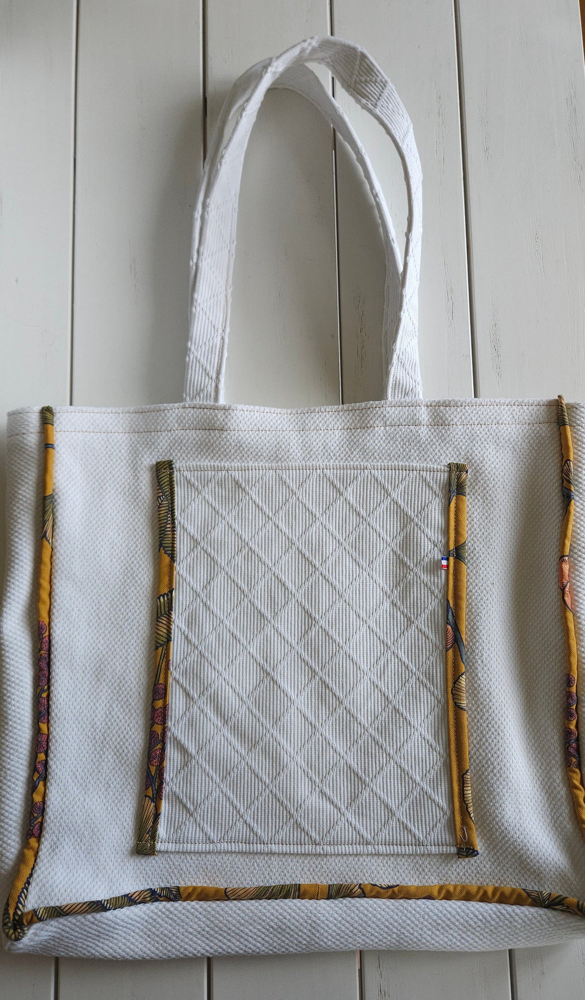 Sac de yoga upcyclé avec poche insert-tapis. Textiles coton de kimono revalorisés. Fabrication artisanale par une structure à but social de Haute-Loire.