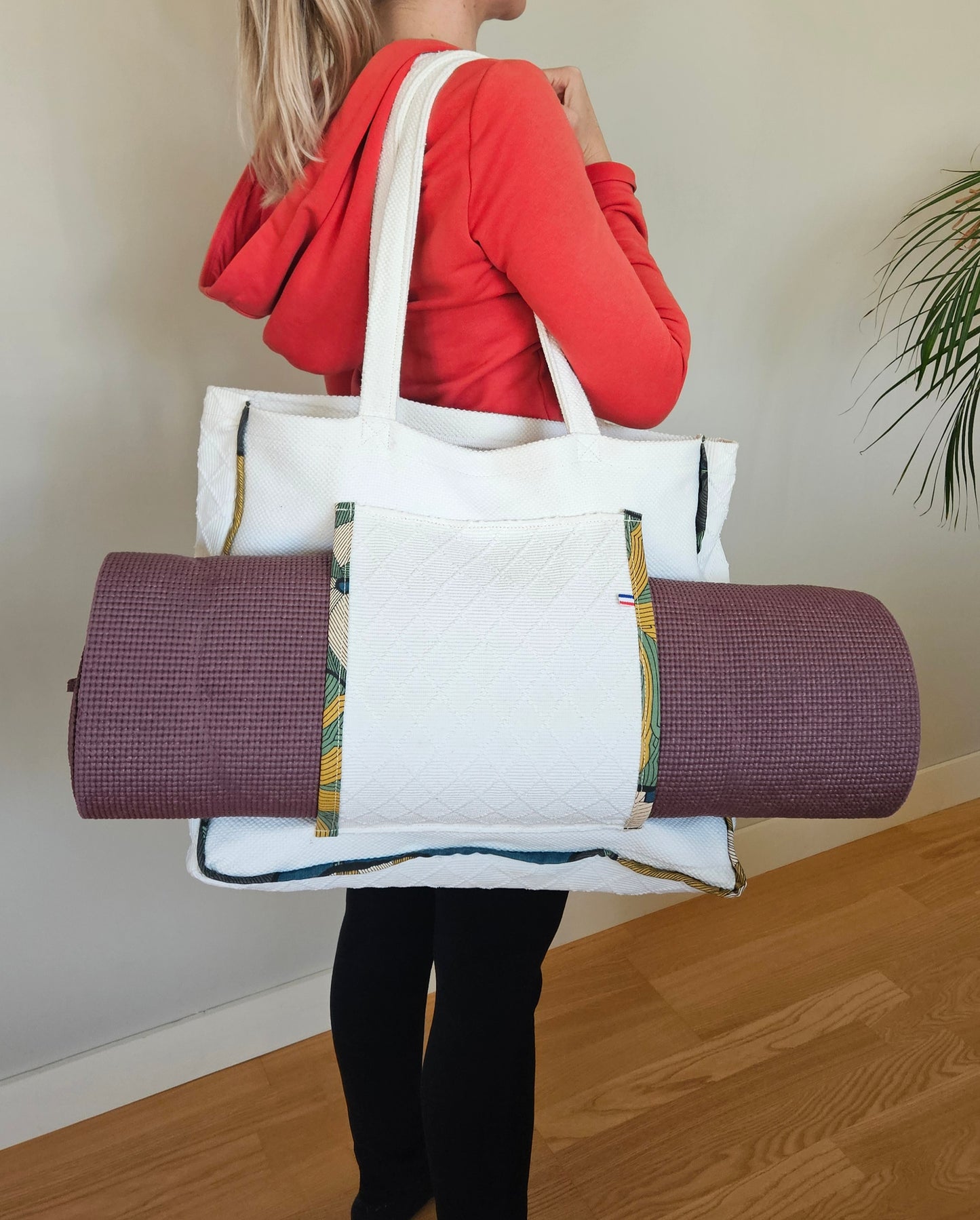 Sac de yoga upcyclé avec poche insert-tapis. Textiles coton de kimono revalorisés. Fabrication artisanale par une structure à but social de Haute-Loire.
