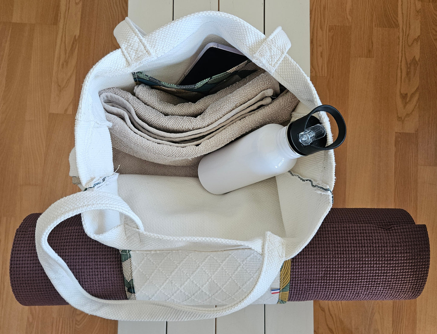Sac de yoga upcyclé avec poche insert-tapis. Grande capacité.  Textiles coton de kimono revalorisés. Fabrication artisanale par une structure à but social de Haute-Loire.