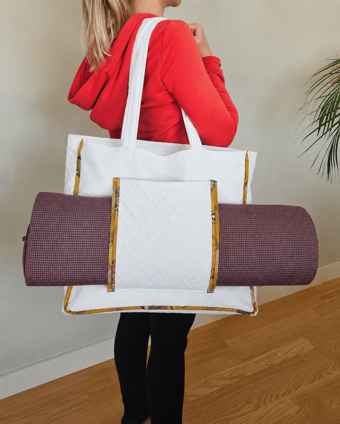 Sac de yoga upcyclé avec poche insert-tapis. Textiles coton de kimono revalorisés. Fabrication artisanale par une structure à but social de Haute-Loire.