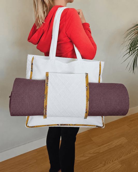 Sac de yoga upcyclé avec poche insert-tapis. Textiles coton de kimono revalorisés. Fabrication artisanale par une structure à but social de Haute-Loire.