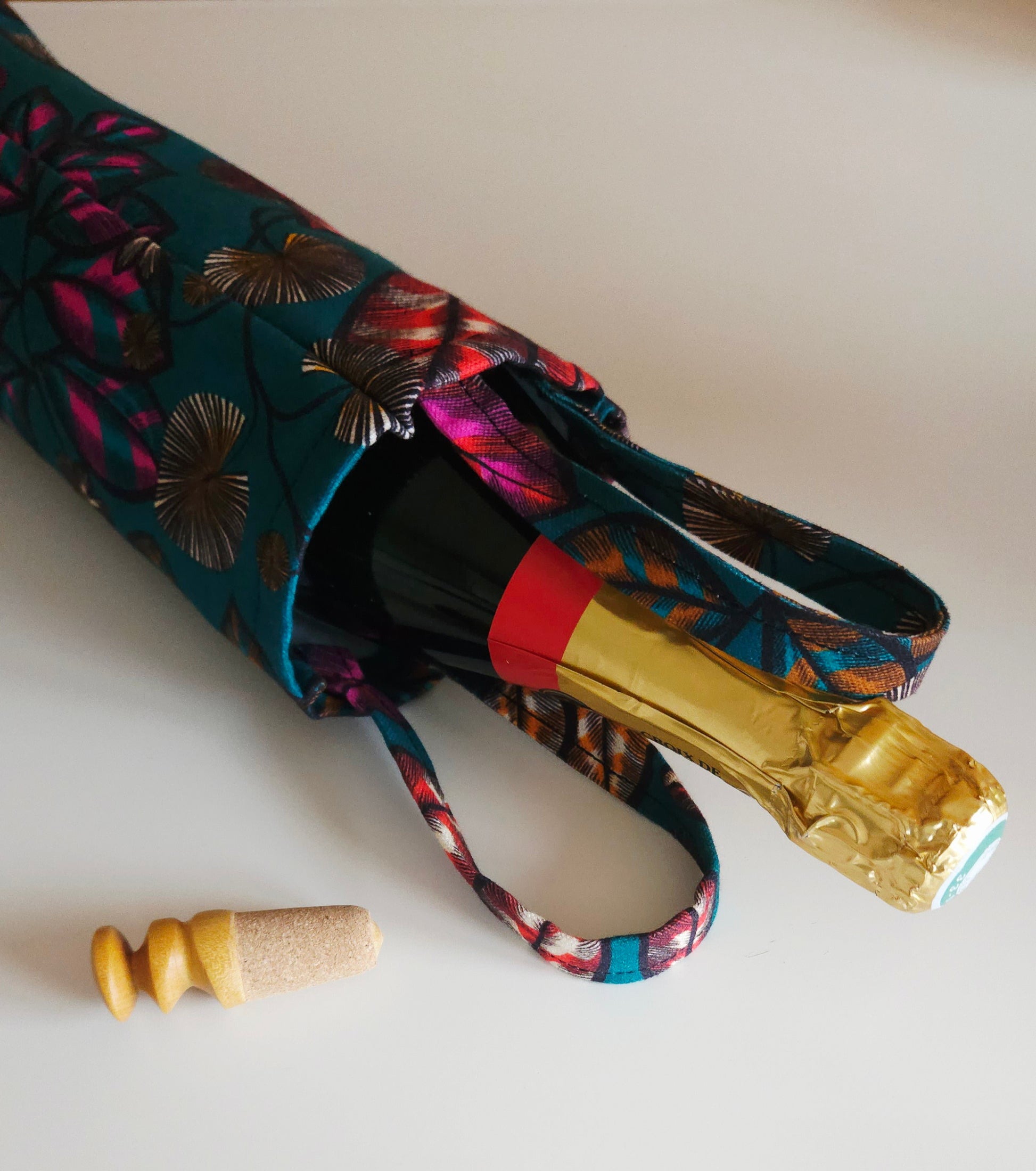 sac à bouteille en tissu upcyclé et bouchon liège en bois tourné -  accessoire cadeaux éco-responsable - artisanat Auvergne