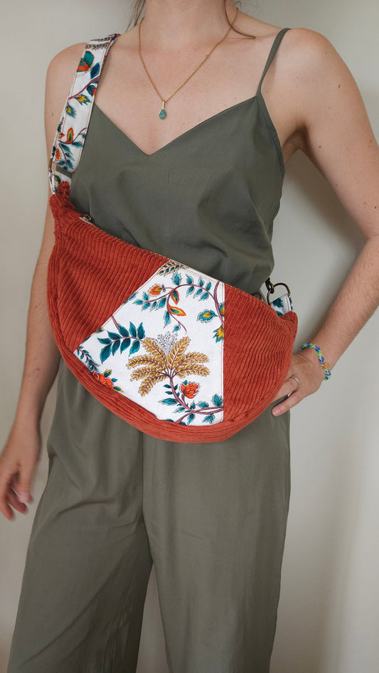 sac demi-lune en velours - fabrication française (Auvergne). couleur rouge brique et fleur. style bohème.