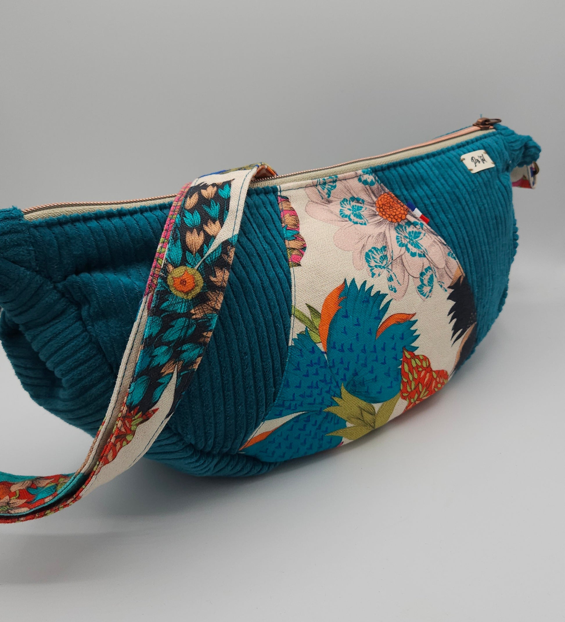 Sac demi-lune en velours maroquinerie artisanale Haute-Loire