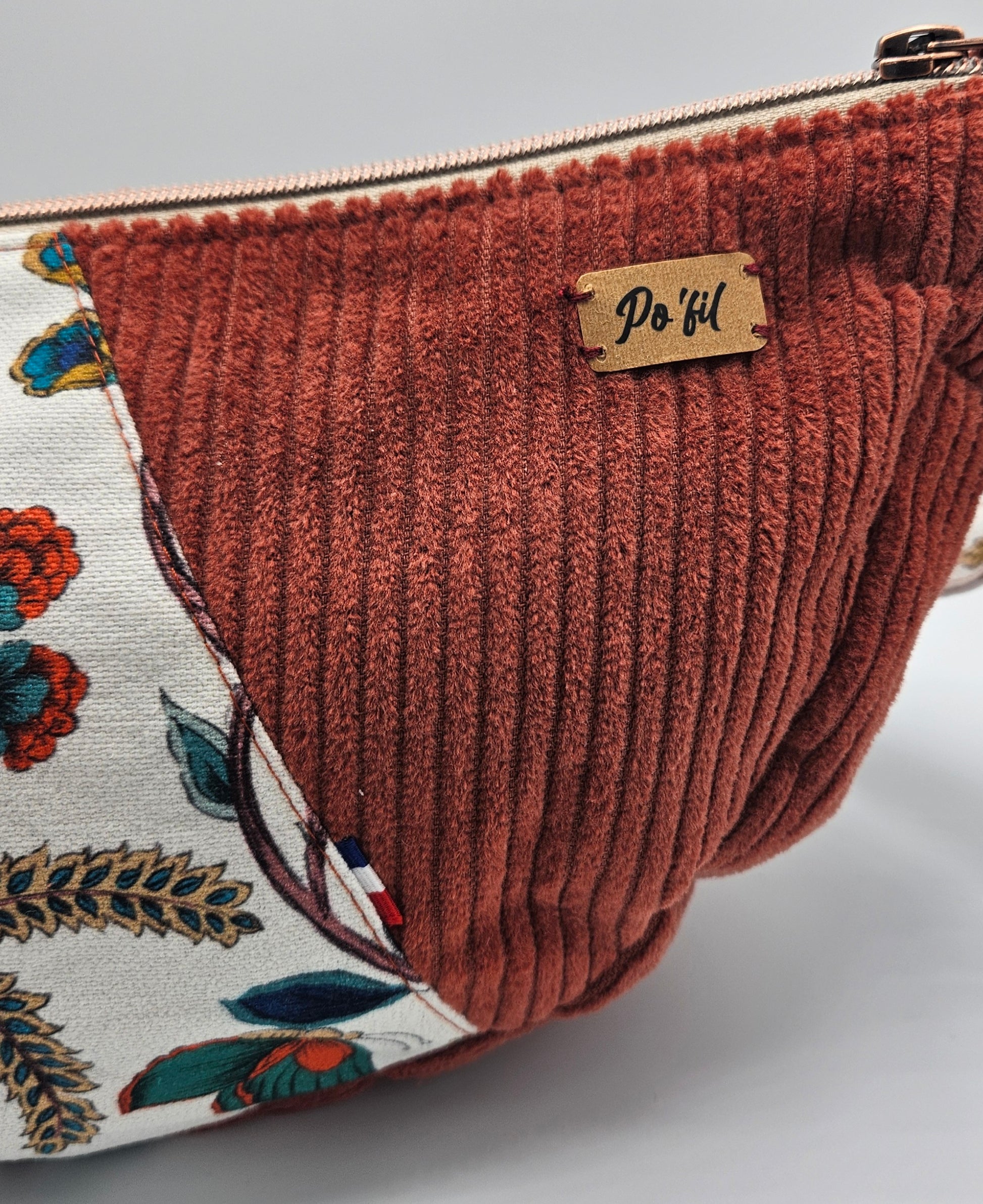 sac demi-lune en velours - fabrication française (Auvergne). couleur rouge brique et fleur. style bohème.