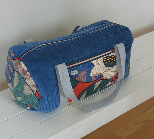 Sac polochon en velours côtelé - création artisanale unique- fait-main en Haute-Loire. Marque Po'Fil. Velours bleu et tissu motif fleuri. poignets anse de coton épais. 