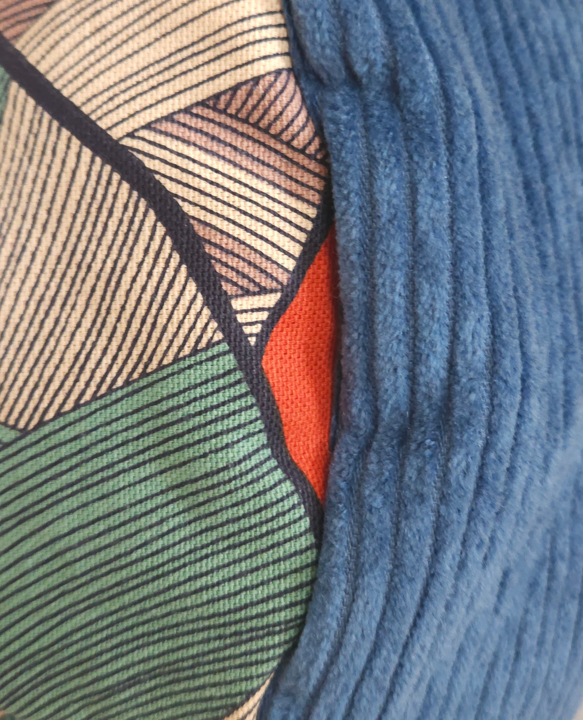 Sac polochon en velours côtelé - création artisanale unique- fait-main en Haute-Loire. Marque Po'Fil. Velours bleu et tissu motif fleuri. poignets anse de coton épais.