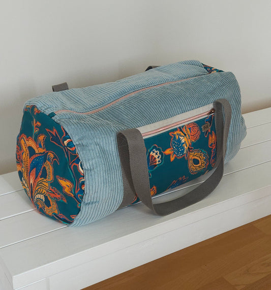 sac polochon en velours cotelé couleur vert d'eau et tissu haute qualité fleuri. fermeture zippé, poches intérieure et extérieure. création unique fabriquée en Haute-Loire (France)