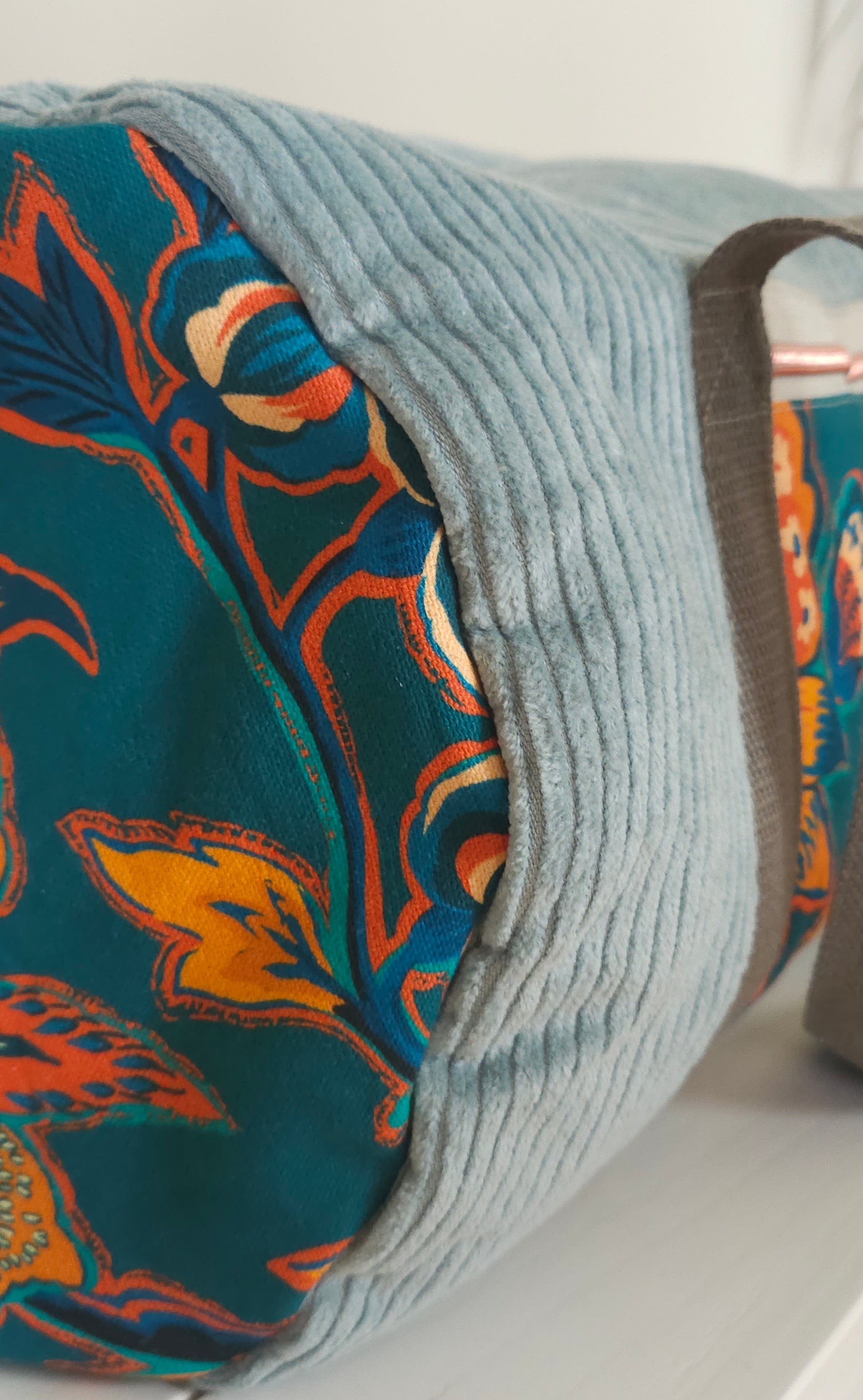 sac polochon en velours cotelé couleur vert d'eau et tissu haute qualité fleuri. fermeture zippé, poches intérieure et extérieure. création unique fabriquée en Haute-Loire (France)