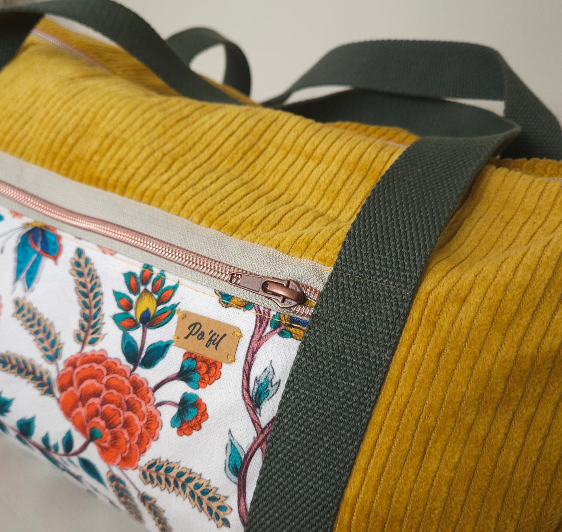 sac de voyage forme polochon - sac de sport- tissu velours cotelé couleur jaune moutarde - tissu coton fleuri- création unique - maroquinerie haute-loire