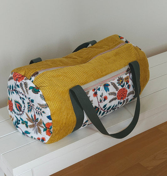 sac de voyage forme polochon - sac de sport- tissu velours cotelé couleur jaune moutarde - tissu coton fleuri- création unique - maroquinerie haute-loire