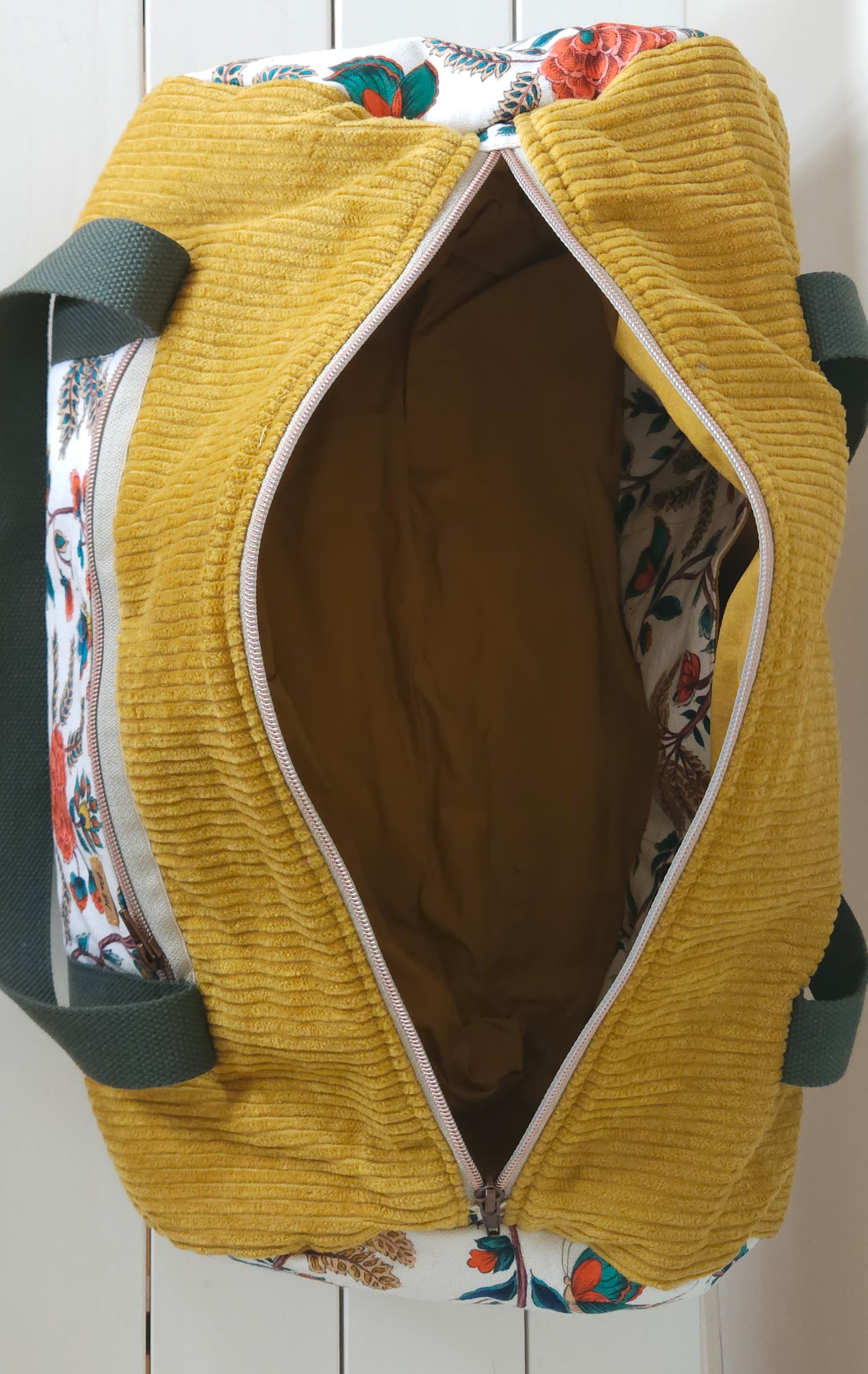 sac de voyage forme polochon - sac de sport- tissu velours cotelé couleur jaune moutarde - tissu coton fleuri- création unique - maroquinerie haute-loire