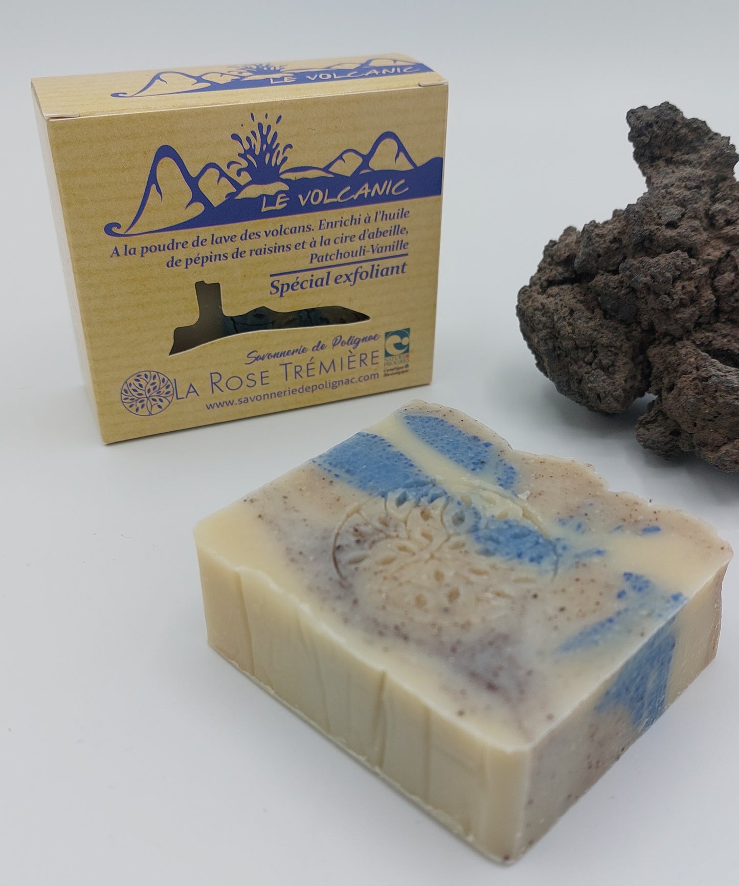 Savon exfoliant bio et naturel à la lave des volcans - huile pépins de raisin et cire d'abeille