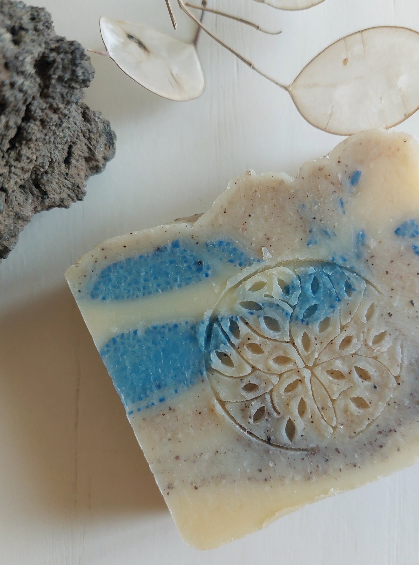 Savon exfoliant bio et naturel à la lave des volcans - huile pépins de raisin et cire d'abeille