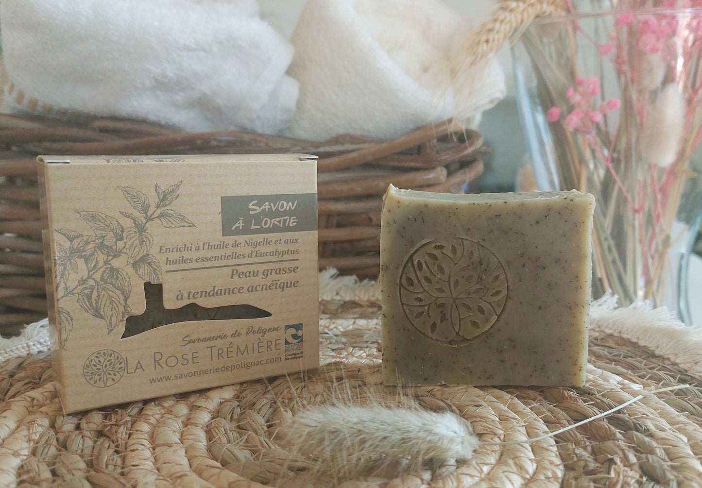 Savon à l'ortie biologique idéal pour les peaux grasses et peaux acnéiques. Contienr de l'huile de Nigelle et huile essentielle d'eucalyptus. artisanat Haute-Loire