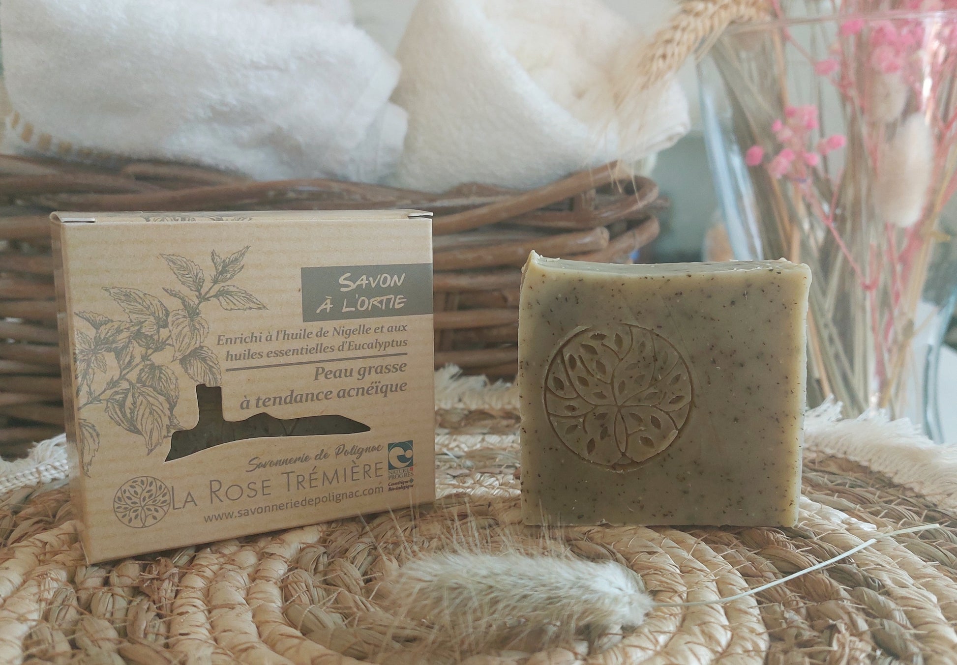Savon à l'ortie biologique idéal pour les peaux grasses et peaux acnéiques. Contienr de l'huile de Nigelle et huile essentielle d'eucalyptus. artisanat Haute-Loire