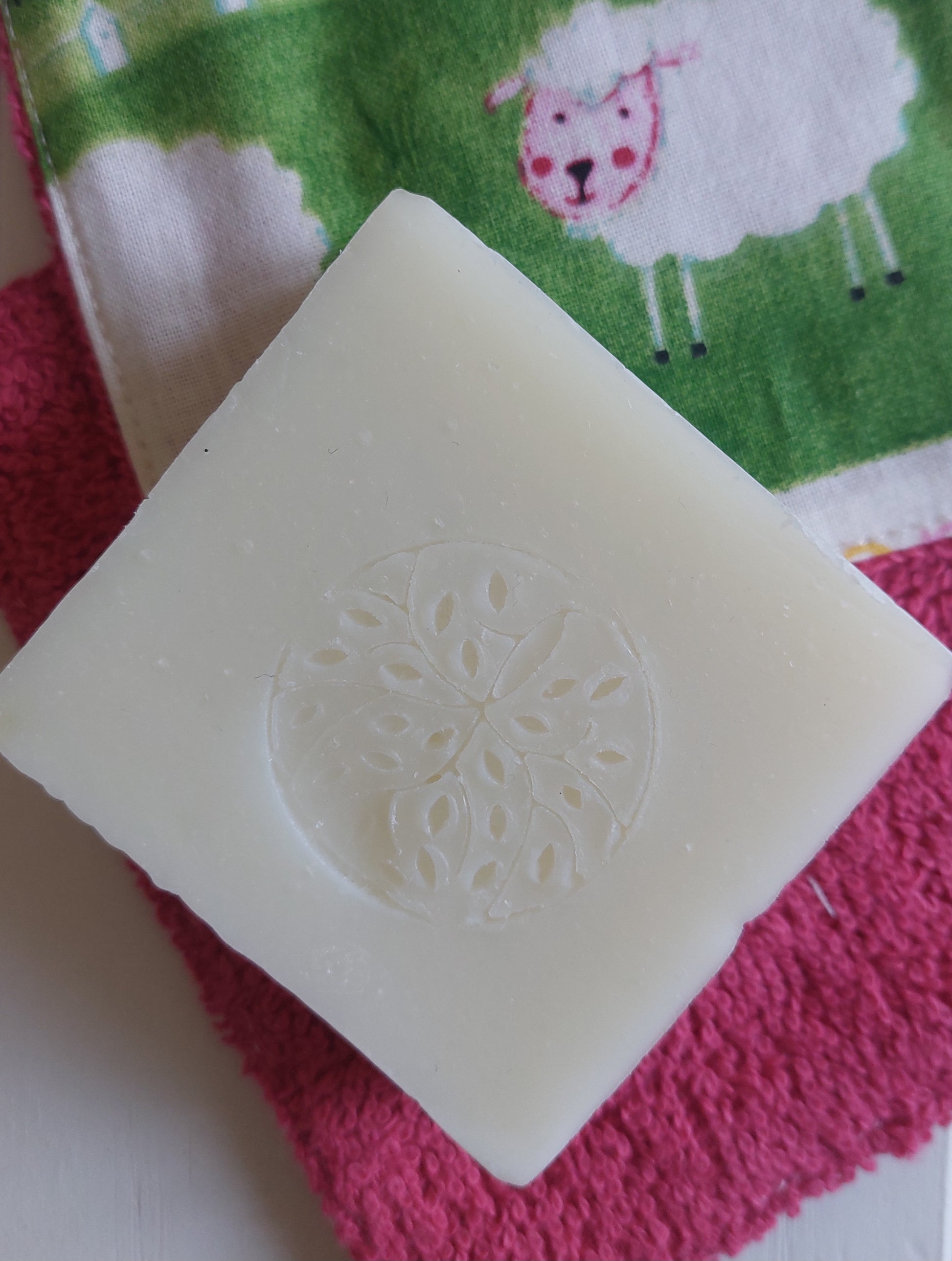 savon pour bébé bio et naturel La Rose Trémière - peau sensible huile amande douce et cire d'abeille