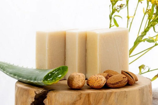 Savon surgras au lait d'amande douce et aloé vera pour peaux desséchées, fragilisées ou réactives. Fabrication artisanale  savonnerie Mousse  Haute-Loire
