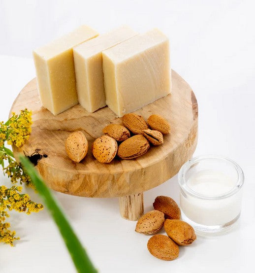 Savon surgras au lait d'amande douce et aloé vera pour peaux desséchées, fragilisées ou réactives. Fabrication artisanale  savonnerie Mousse  Haute-Loire