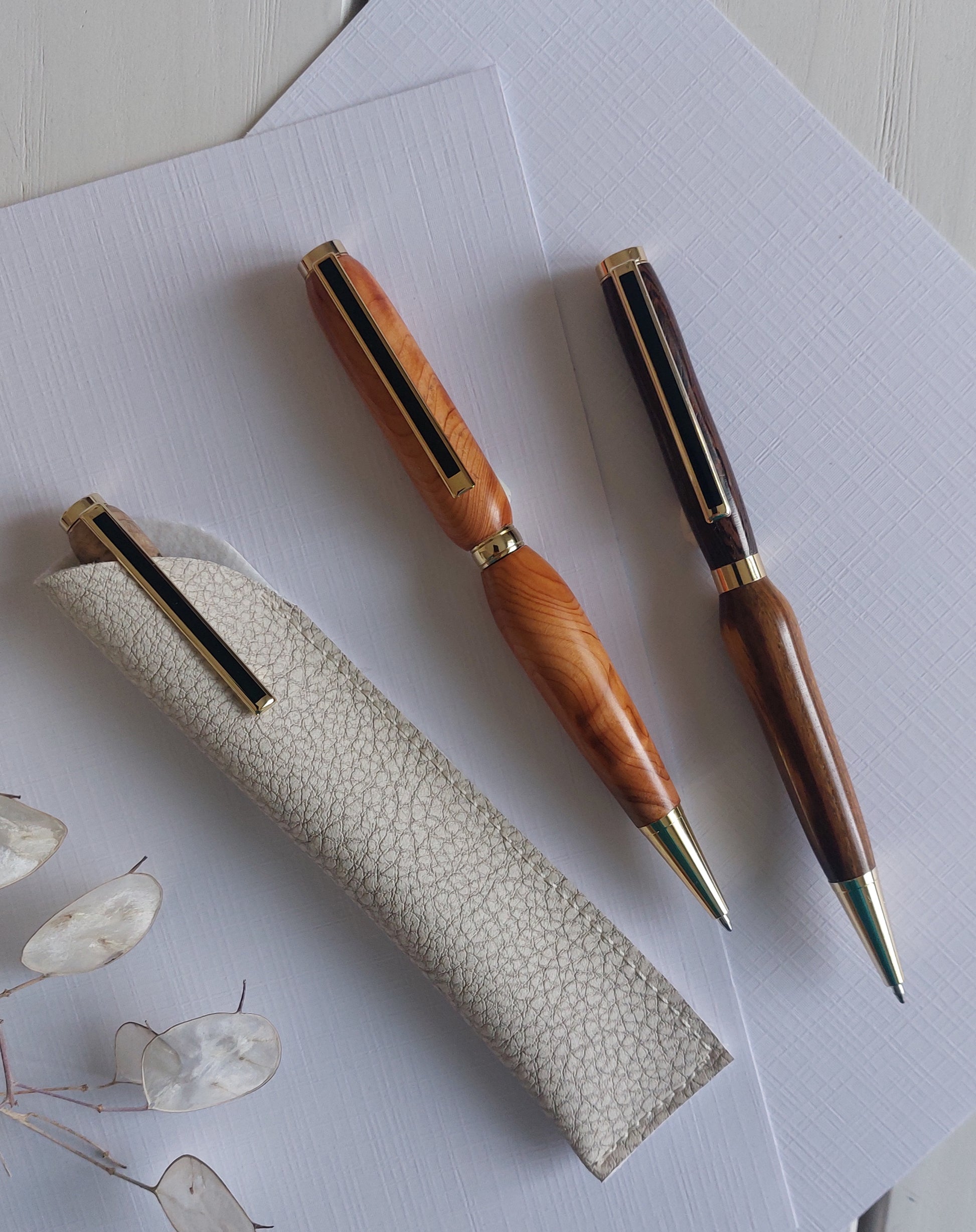Stylo à bille en bois tourné  avec son étui simili cuir artisanat de Haute-Loire - essence de bois If , hetre échauffé, Wengé