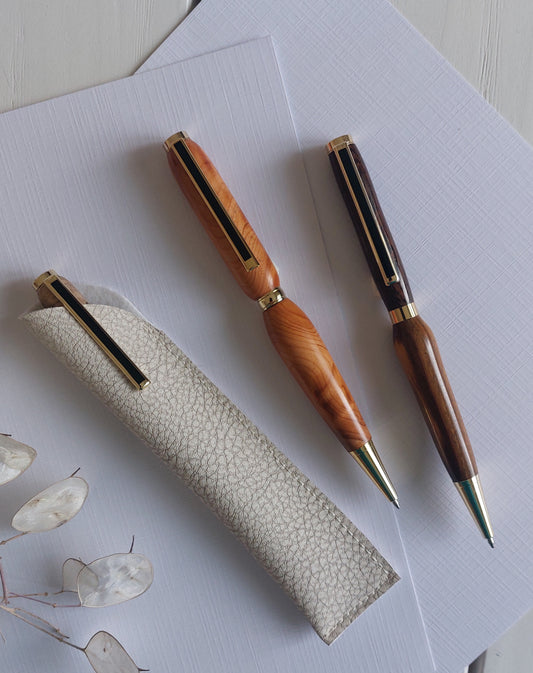 Stylo à bille en bois tourné  avec son étui simili cuir artisanat de Haute-Loire - essence de bois If , hetre échauffé, Wengé