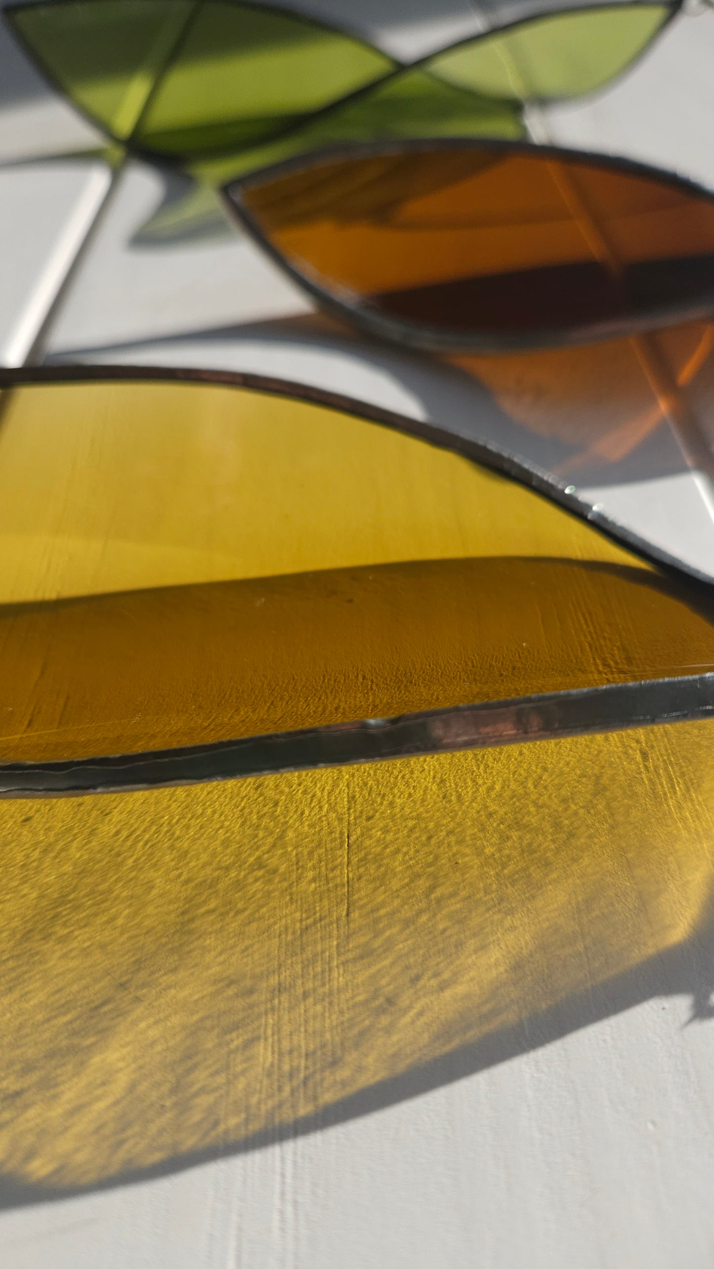 Suspension Feuille en verre upcyclé  - décoration artisanale et originale fabriquée en France ( Haute-Loire) sertissage à l'étain. couleur d verre : bronze, jaune moutarde, vert