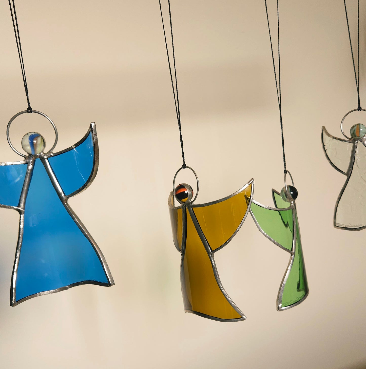 Suspension Ange en verre upcyclé - recyclage de verre de bouteilles et bille de verre "oeil de chat" , sertie en étain.  Artisanat Français. 